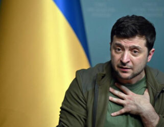 Zelensky, groucho marx e la teoria del comico di bachtin. Ovvero: perché commedia e coraggio sono le due facce della sovversione democratica.